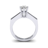 Gabriano Lisa 6 tırnaklı tektaş yüzük; GIA-HRD sertifikalı yuvarlak pırlanta ve beyaz altın montürün yandan görünüşü